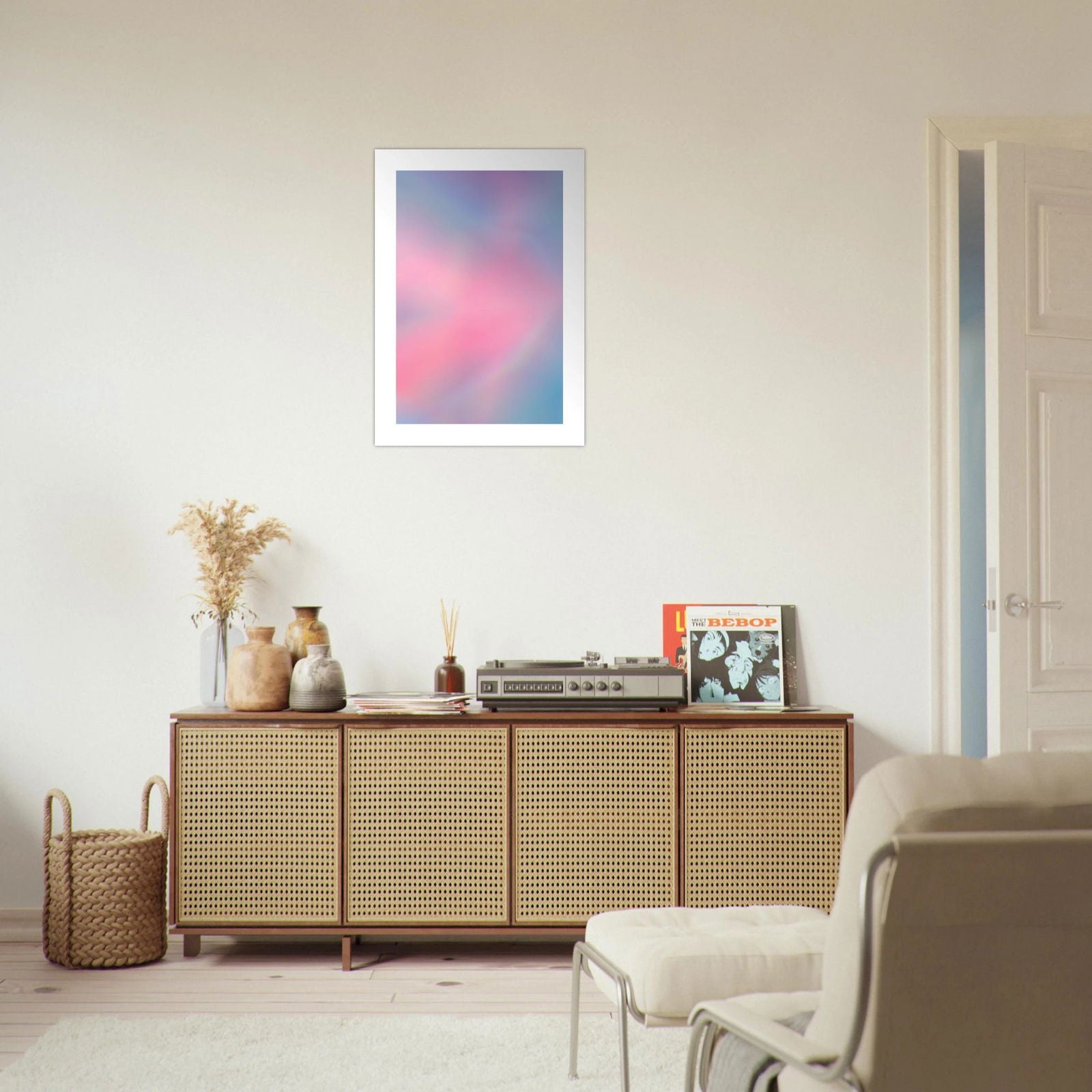 Holzsideboard mit Rattantüren und Deko, neben Dreamy Pastell Gradient Art Poster