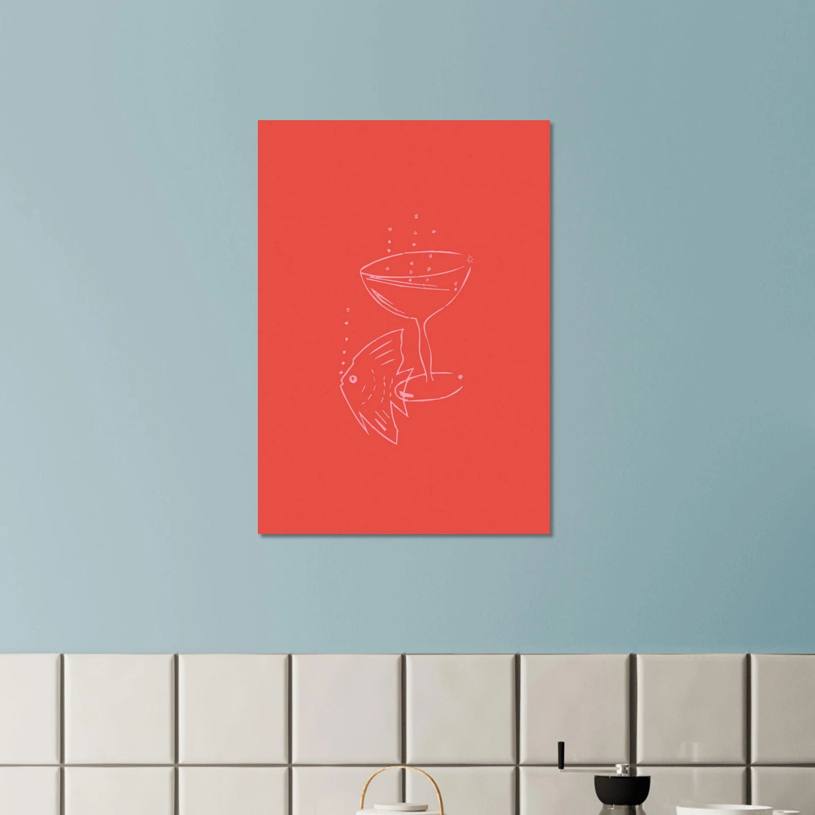 Rotes Poster mit weißem Cocktailglas und Mond im Fish And Glass Art Poster Design