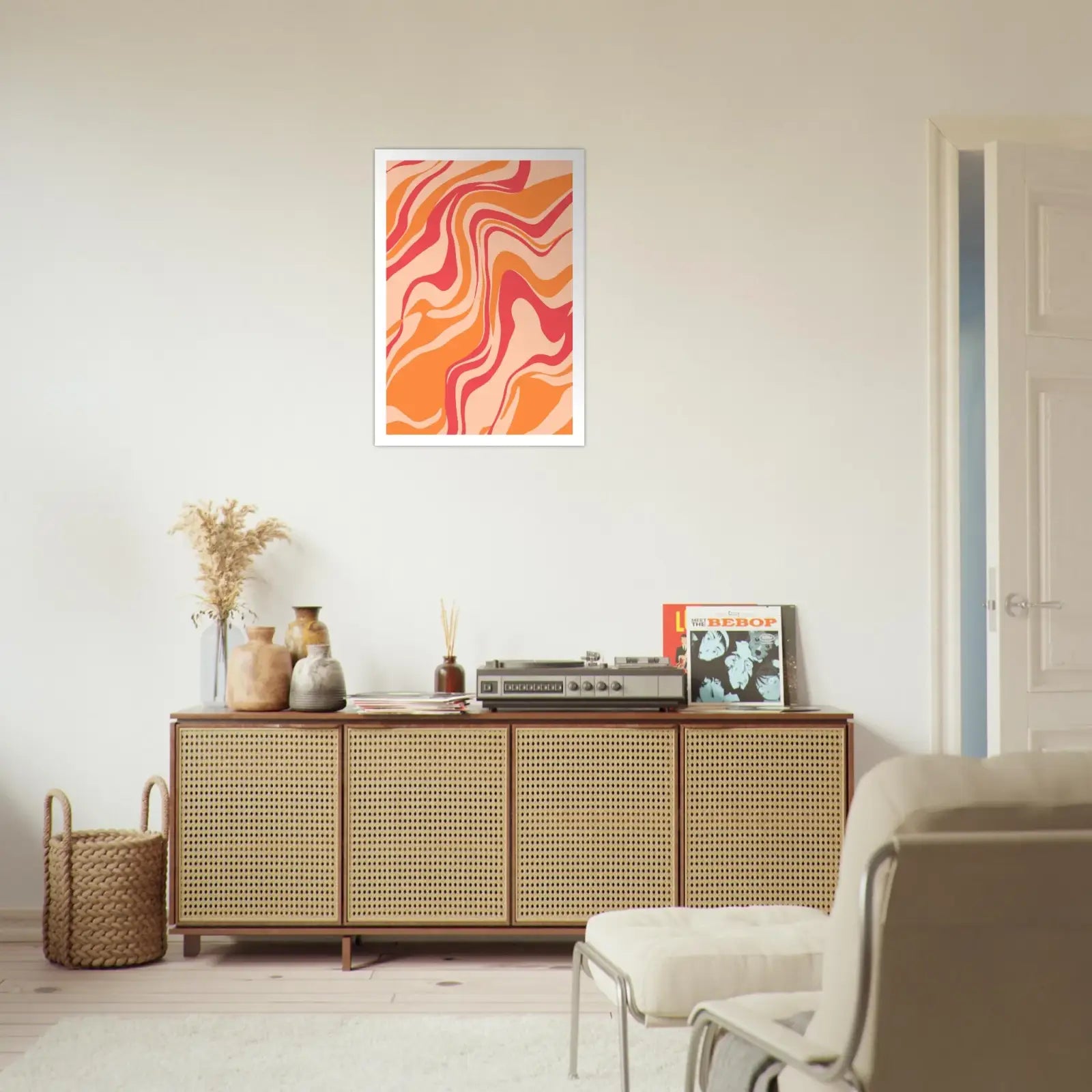 Wickerschrank mit Plattenspieler und Lava Swirl Flow Abstrakt Art Poster Beige Orange Rot